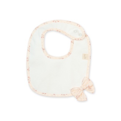 Babete branco com borda creme e flores cor de rosa e fita decorativa
