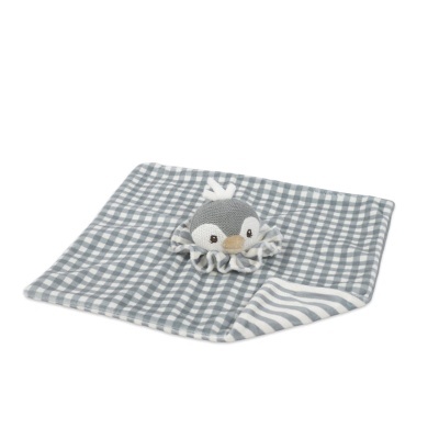 Manta xadrez cinza e branca com brinquedo pinguim no centro