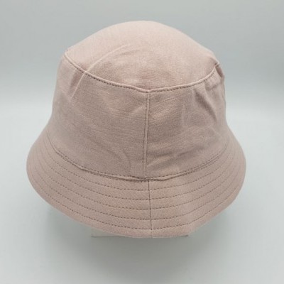 Chapéu tipo pescador rosa claro em fundo branco