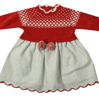 Vestido de bebê vermelho e cinza com pompons e padrão geométrico
