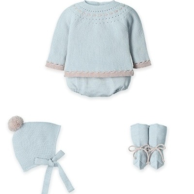 Conjunto de roupa de bebé azul clara em malha com detalhes bege
