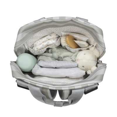 Bolsa cinza aberta com roupa e acessórios para bebé, incluindo peluche e garrafa