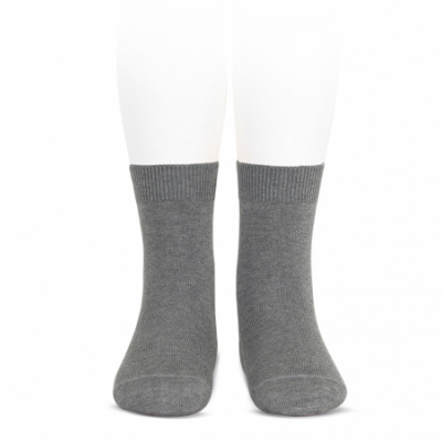 Par de meias cinza de tornozelo em manequim branco