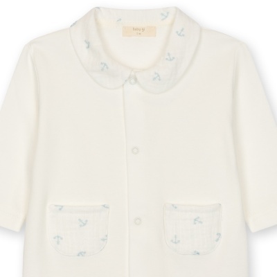 Camisola branca de bebé com gola e bolsos com padrão de âncoras azuis claras