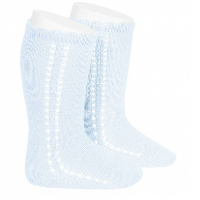 Par de meias azuis tricotadas com padrão e borda ondulada