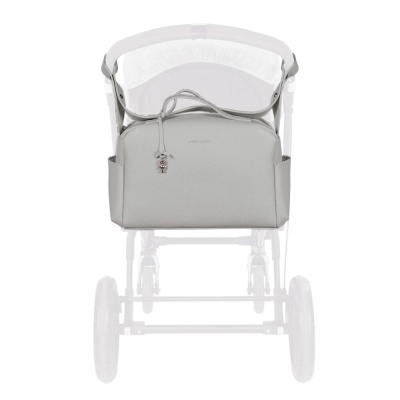 Mala cinza pendurada em carrinho de bebé branco