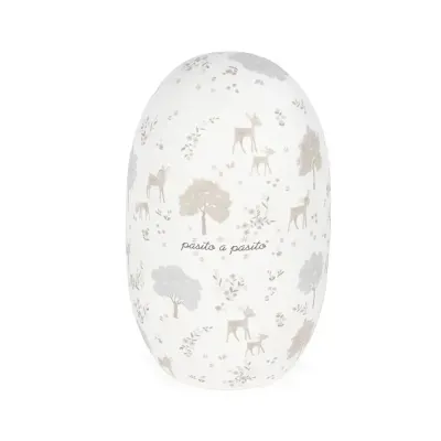 Produto oval branco com estampa de cervos, árvores e flores e texto pasito a pasito