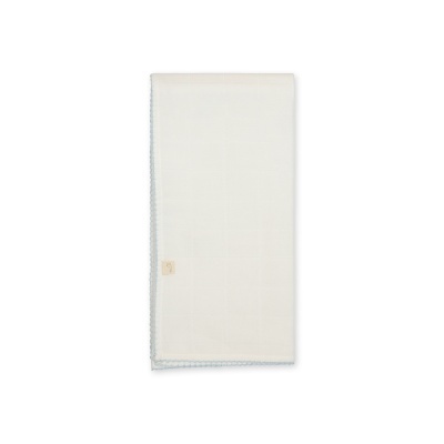 Toalha branca com padrão quadriculado e borda azul clara