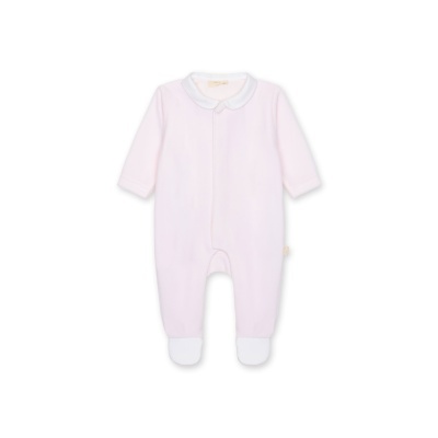 Pijama de bebê rosa claro com gola branca e pés fechados