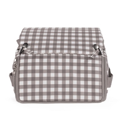 Bolsa xadrez cinzenta e branca com fecho de aba e botões prateados