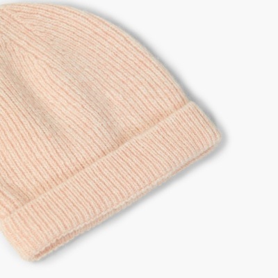 Gorro de malha rosa claro em fundo branco
