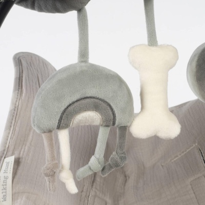 Brinquedos suspensos de pano macio em tons cinza e creme com etiqueta Walking Mum