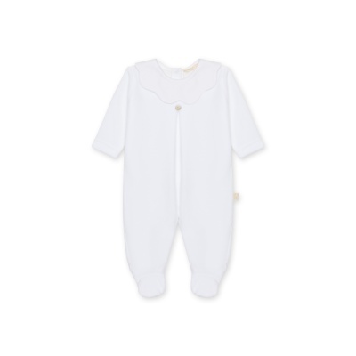 Pijama branco de bebé com gola ondulada e botão frontal
