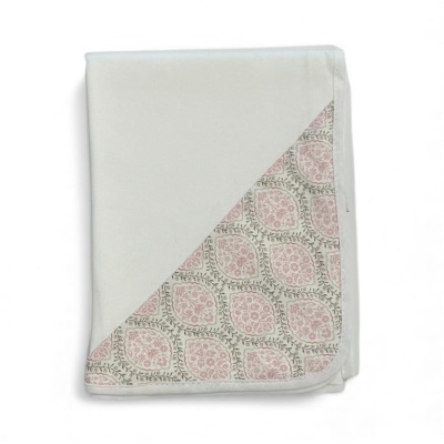 Toalha branca com canto de padrão floral rosa e verde