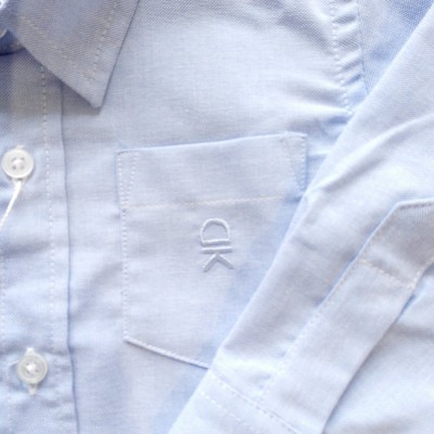Camisa azul clara com bolso e bordado CK