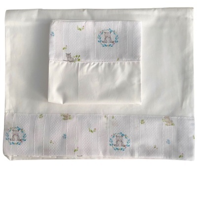 Conjunto de roupa de cama branca com faixa estampada azul e verde com carrinhos e folhas