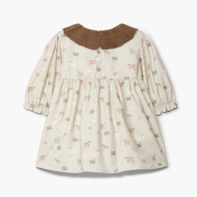 Vestido de bebé bege com padrão de animais, gola castanha de malha e botões nas costas
