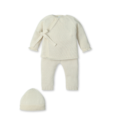 Conjunto de roupa de bebé creme em malha com camisola, calças e gorro.