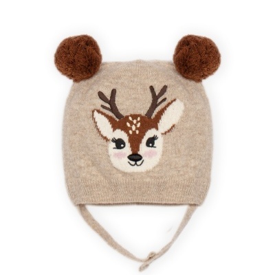 Gorro infantil bege com pompons castanhos e cervo bordado