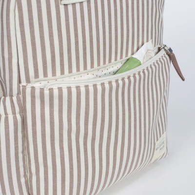Mochila de tecido riscado castanho e branco com bolso frontal e fecho