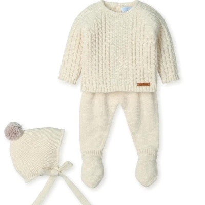 Conjunto de roupa de bebé em malha creme com camisola, calças e touca com pompom.