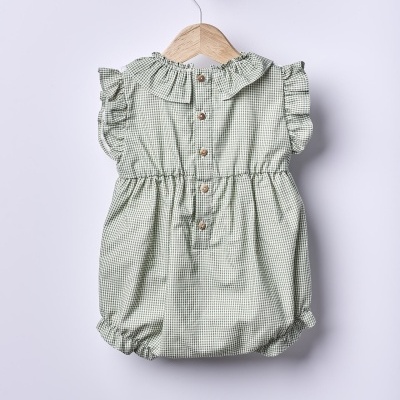 Macacão de bébé verde e branco com folhos e botões