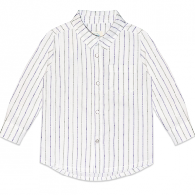 Camisa de criança branca com riscas verticais finas e bolso no peito