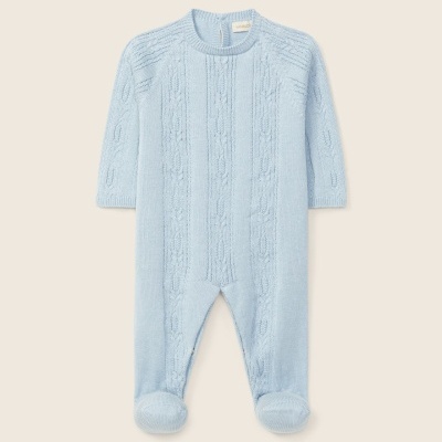 Macacão azul claro de bebé em malha com padrão de tranças