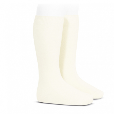 Meias altas creme em suporte branco