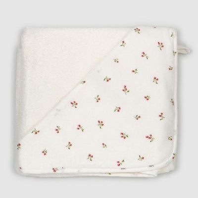 Toalha de bebé branca com capuz estampado com pequenas flores cor de rosa.