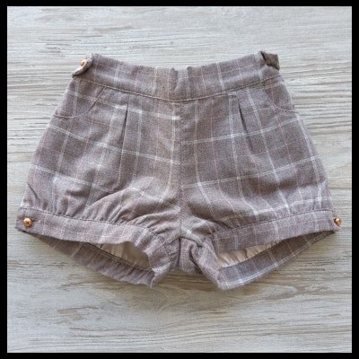 Calções em tecido às riscas castanho e bege com botões decorativos