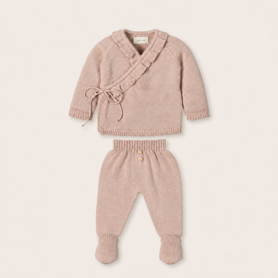 Conjunto de roupa de bebé em malha rosa claro com camisola de fecho cruzado e calças com pé.