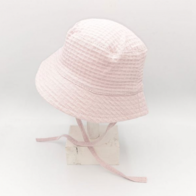 Chapéu estilo pescador rosa claro com cordões e padrão xadrez