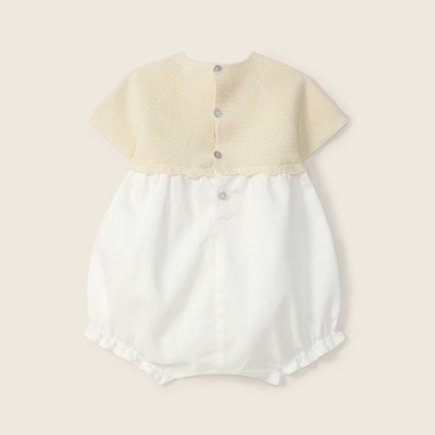 Macacão de bebé creme e branco com botões nas costas