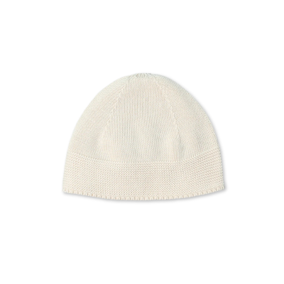 Gorro branco de malha com diferentes texturas