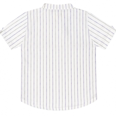 Camisa branca de manga curta com riscas verticais finas
