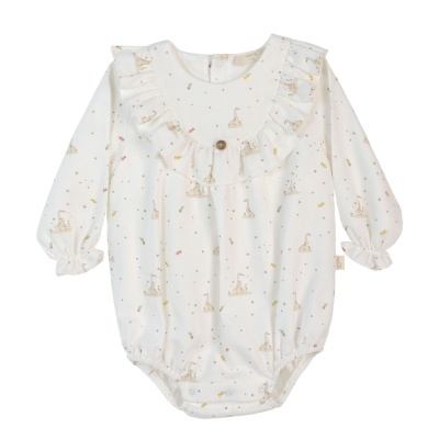 Body de bebé bege com padrão de girafas e folhos na gola