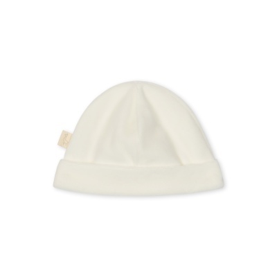 Gorro de bebé branco com etiqueta bege e desenho de pato.