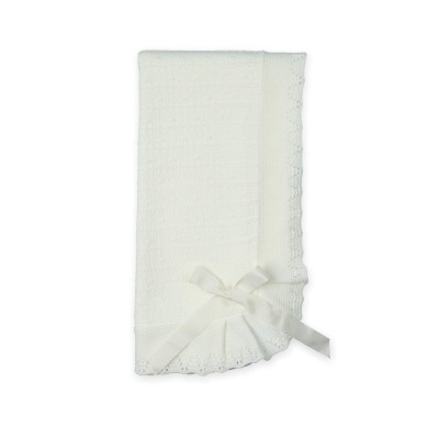 Manta branca de malha com laço decorativo