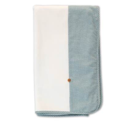 Manta azul e branca com botão de madeira