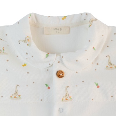 Roupinha de bebé branca com padrão de gansos pequenos e botão castanho