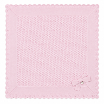 Manta cor-de-rosa quadrada com textura e borda rendada, laço e pendente prateado no canto