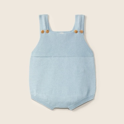 Roupão de bebé azul claro em malha com botões de madeira.