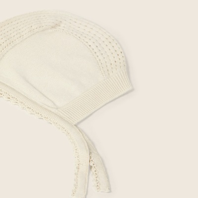 Gorro de malha creme com tiras decorativas