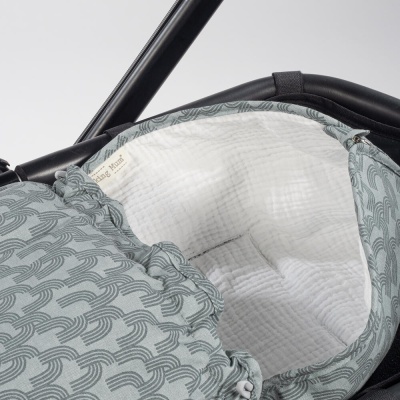 Saco para cadeira de bebé cinzento com padrão de ondas e interior branco acolchoado