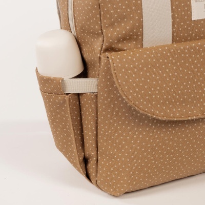 Mochila castanha com pontos brancos e bolso lateral com objeto branco