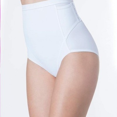 Cueca modeladora branca de cintura alta com costuras reforçadas