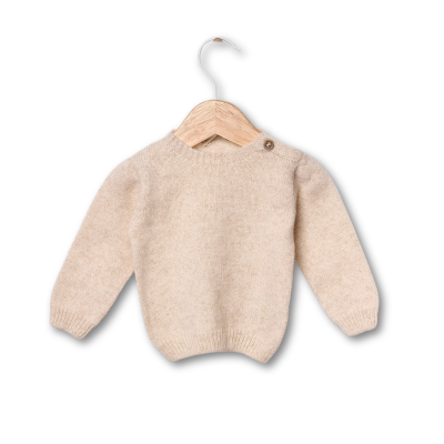Camisola de bebé bege em malha fina pendurada num cabide de madeira