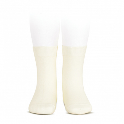 Meias creme lisas com canelado no topo em fundo branco
