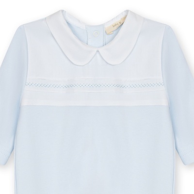 Body bebê azul claro com gola branca e bordado